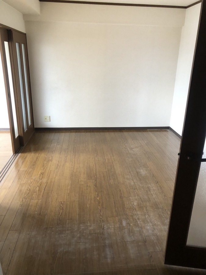 家具や家電の回収後の室内