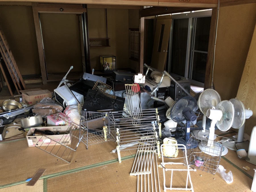 不用品回収前の和室