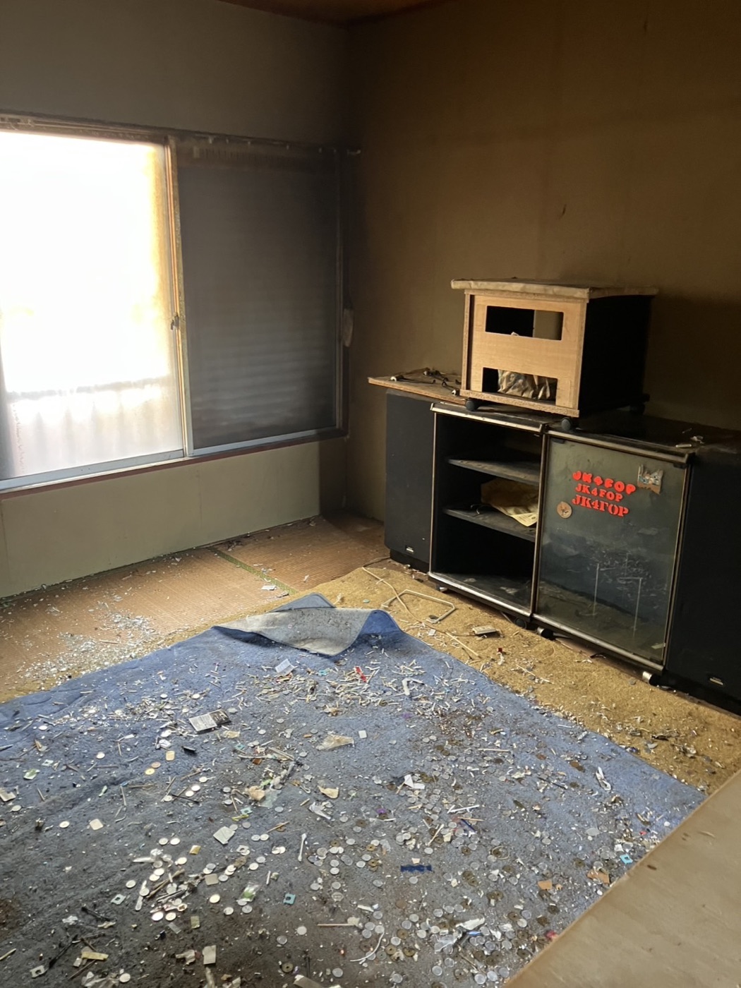大量の不用品を搬出した後の居室