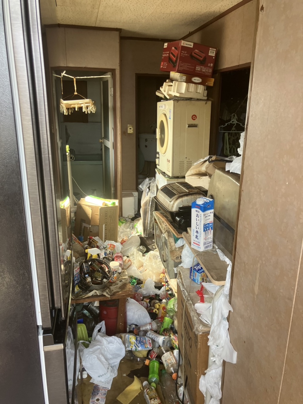 ゴミ屋敷片付け前のキッチンと大量の生活ごみ