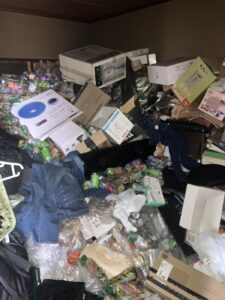 広島で実家片付けを始める前の物が多い室内例